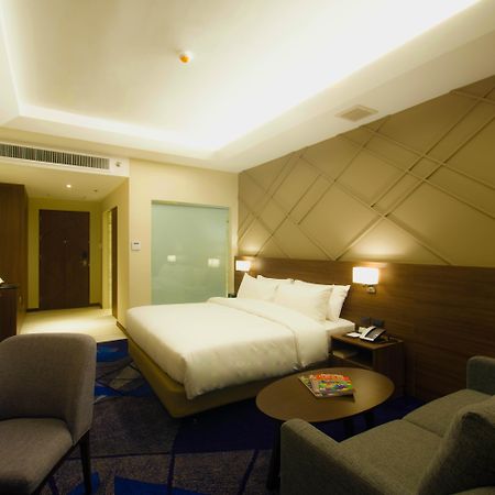 Luxent Hotel Кесон-Сити Экстерьер фото