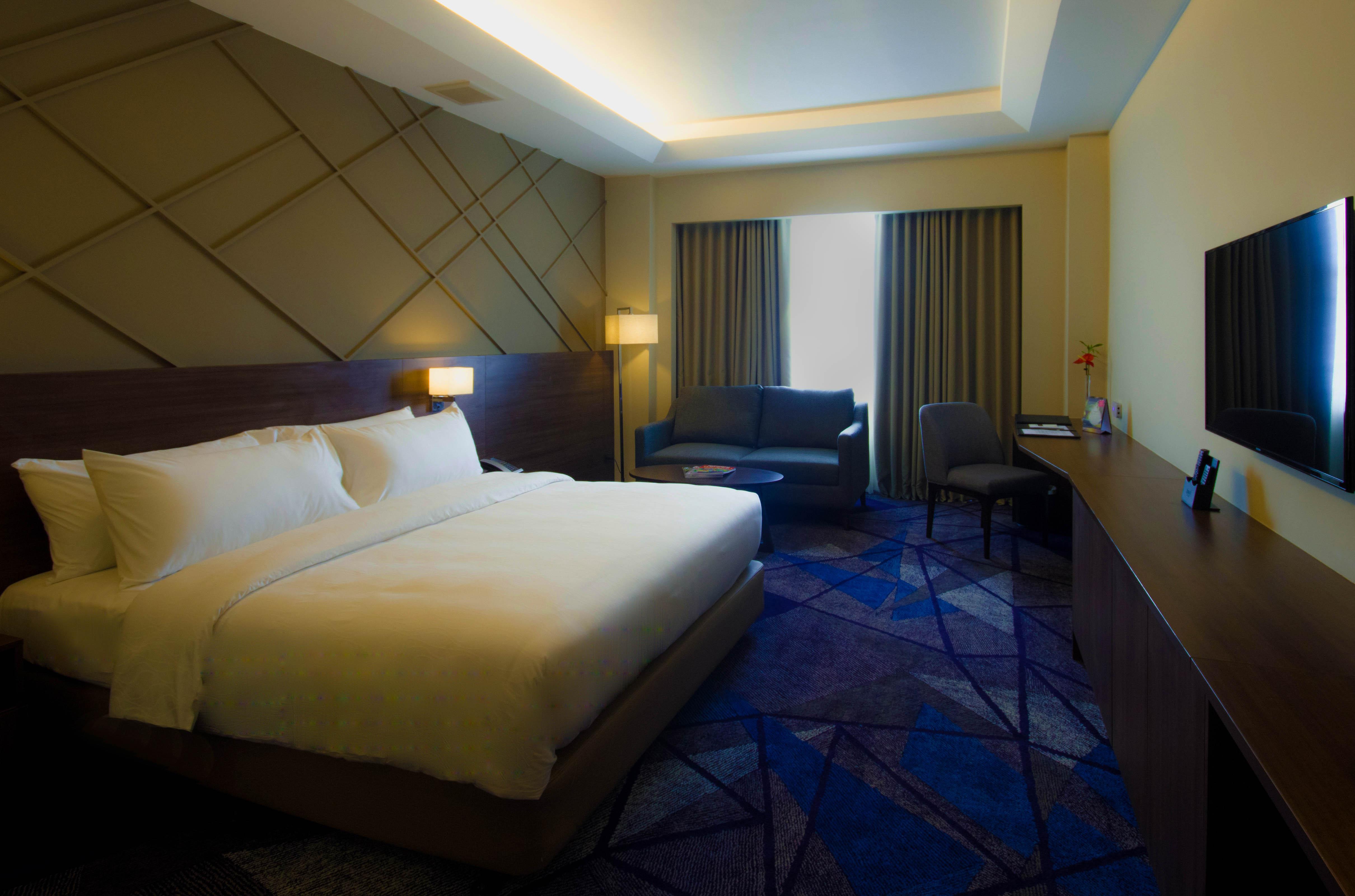 Luxent Hotel Кесон-Сити Экстерьер фото