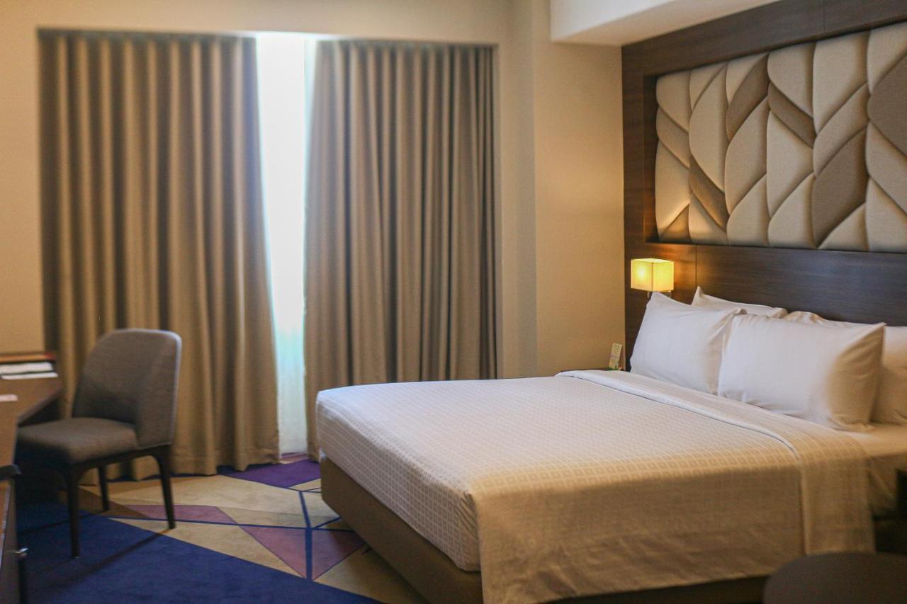 Luxent Hotel Кесон-Сити Экстерьер фото