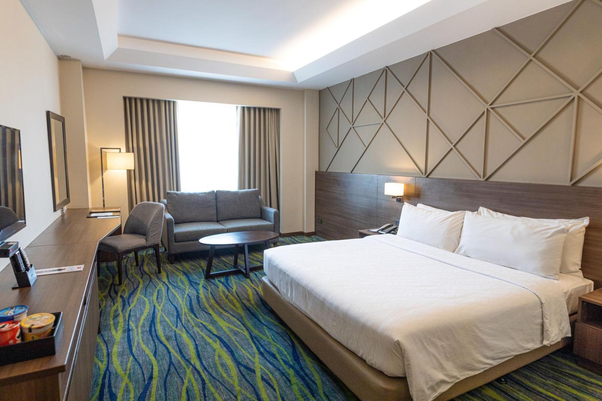 Luxent Hotel Кесон-Сити Экстерьер фото
