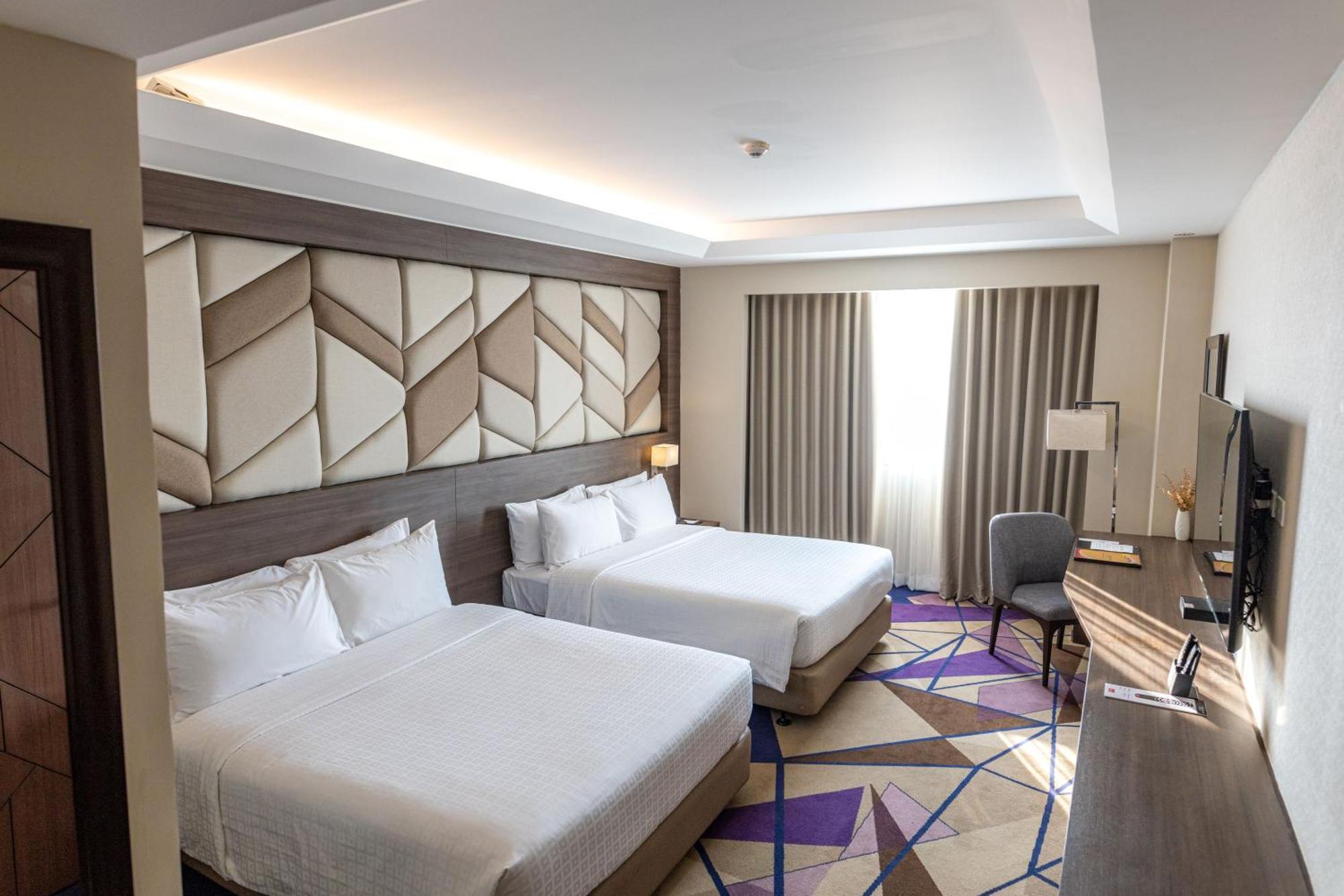 Luxent Hotel Кесон-Сити Экстерьер фото