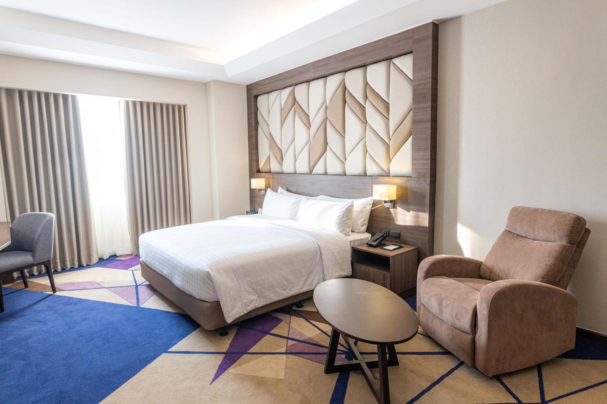 Luxent Hotel Кесон-Сити Экстерьер фото