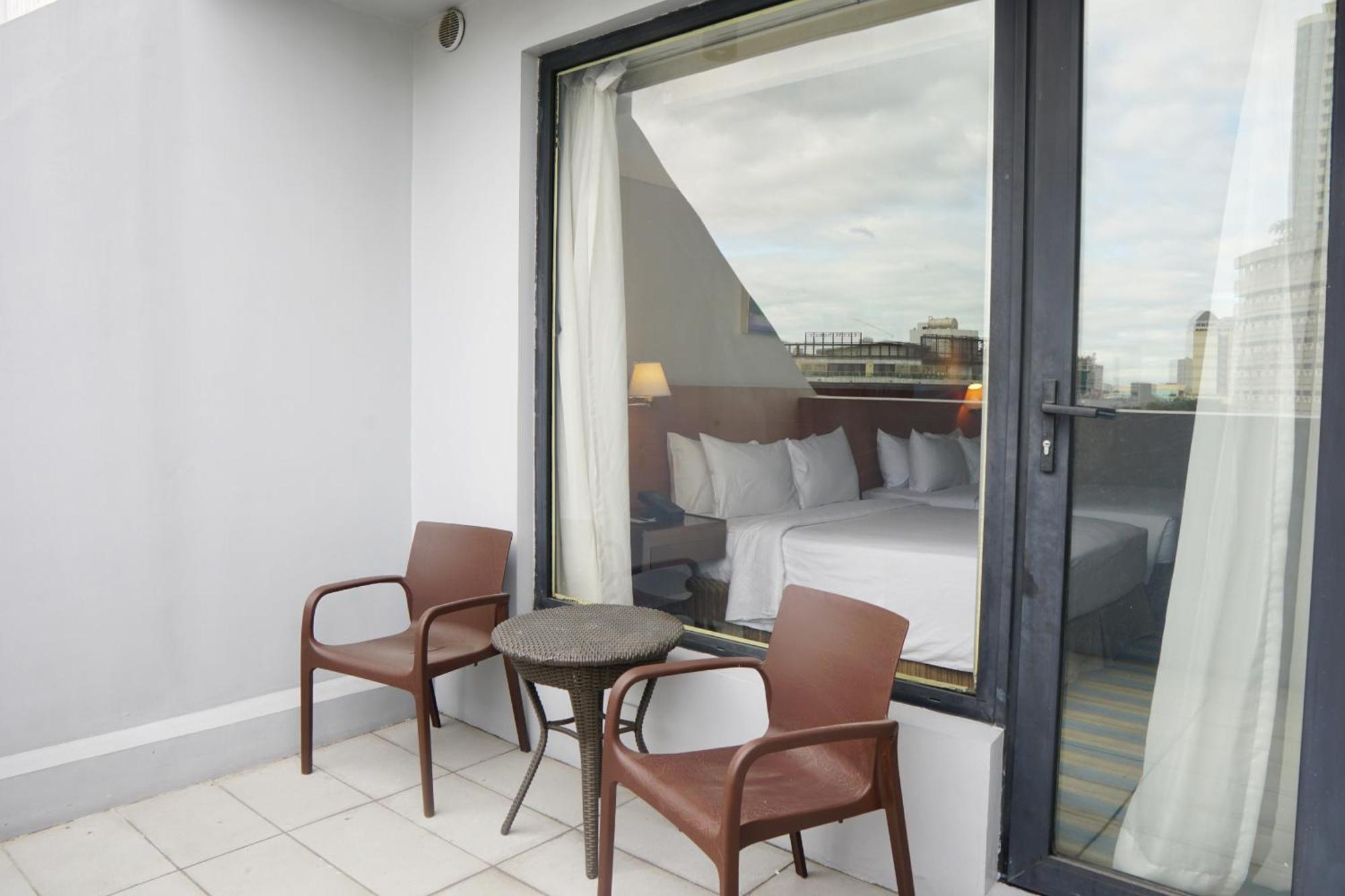 Luxent Hotel Кесон-Сити Экстерьер фото