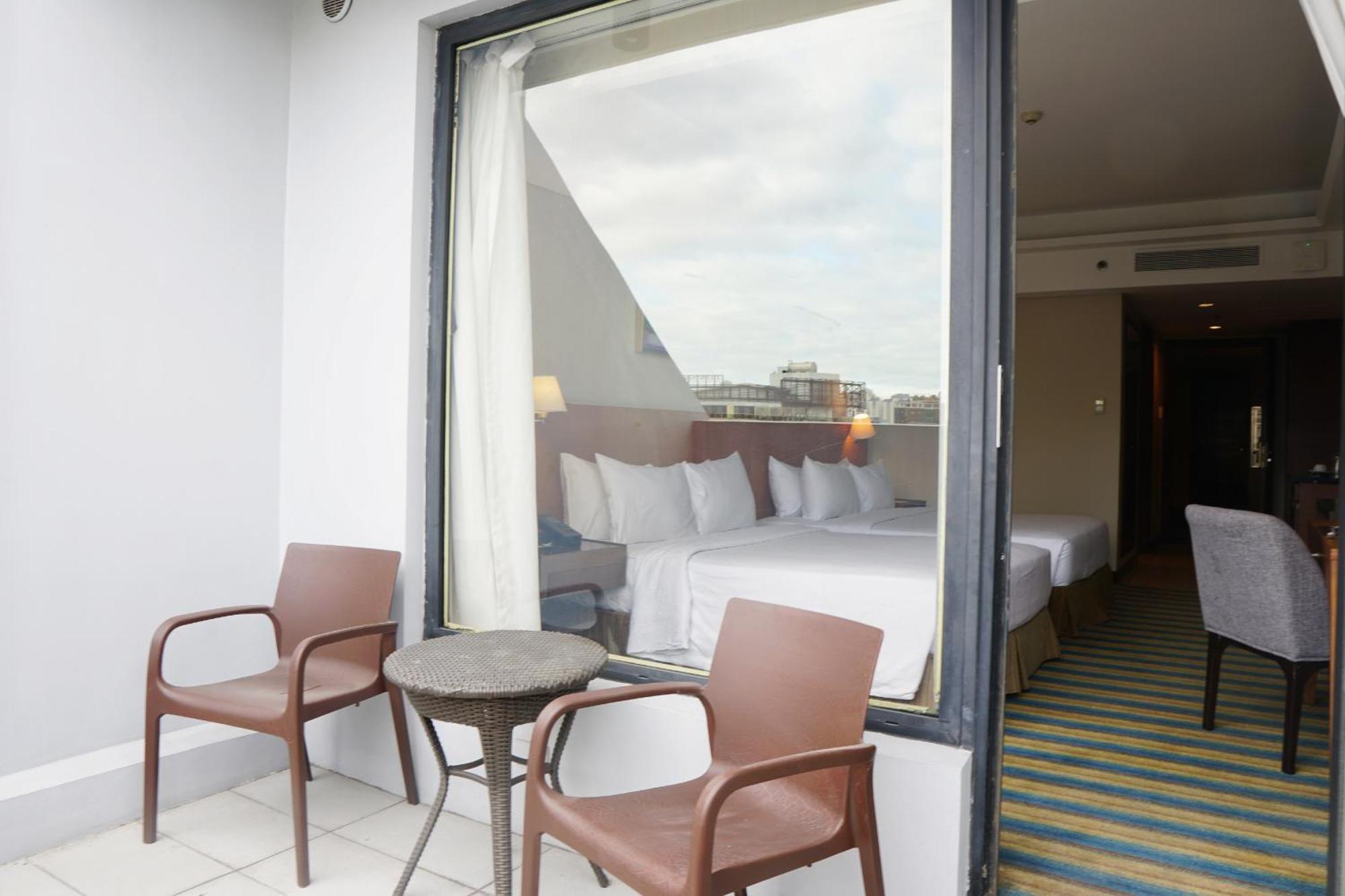 Luxent Hotel Кесон-Сити Экстерьер фото
