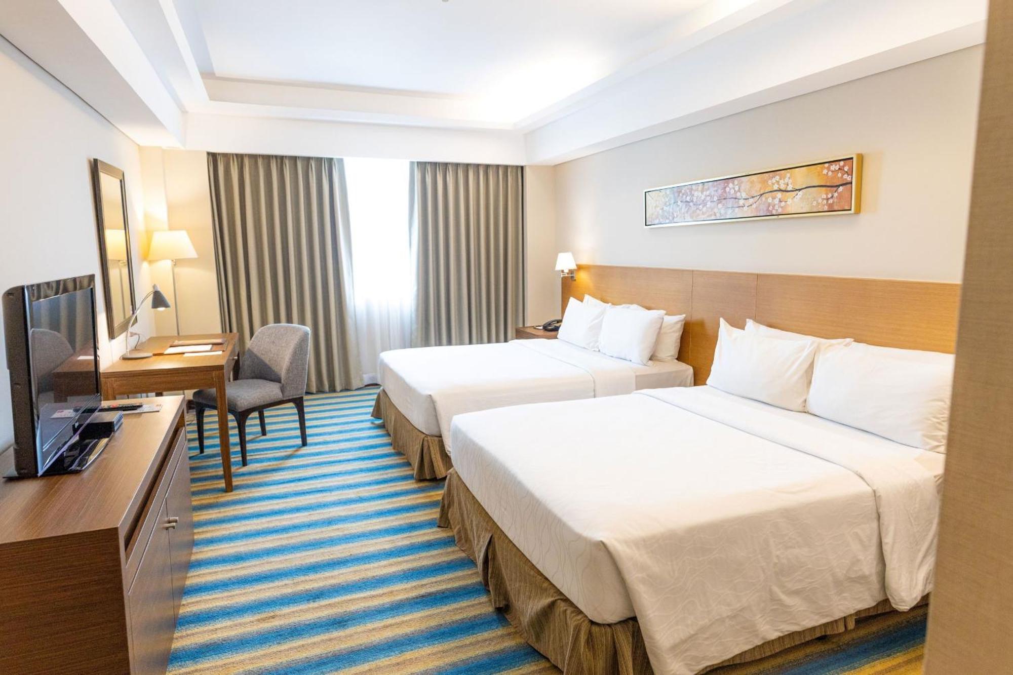 Luxent Hotel Кесон-Сити Экстерьер фото