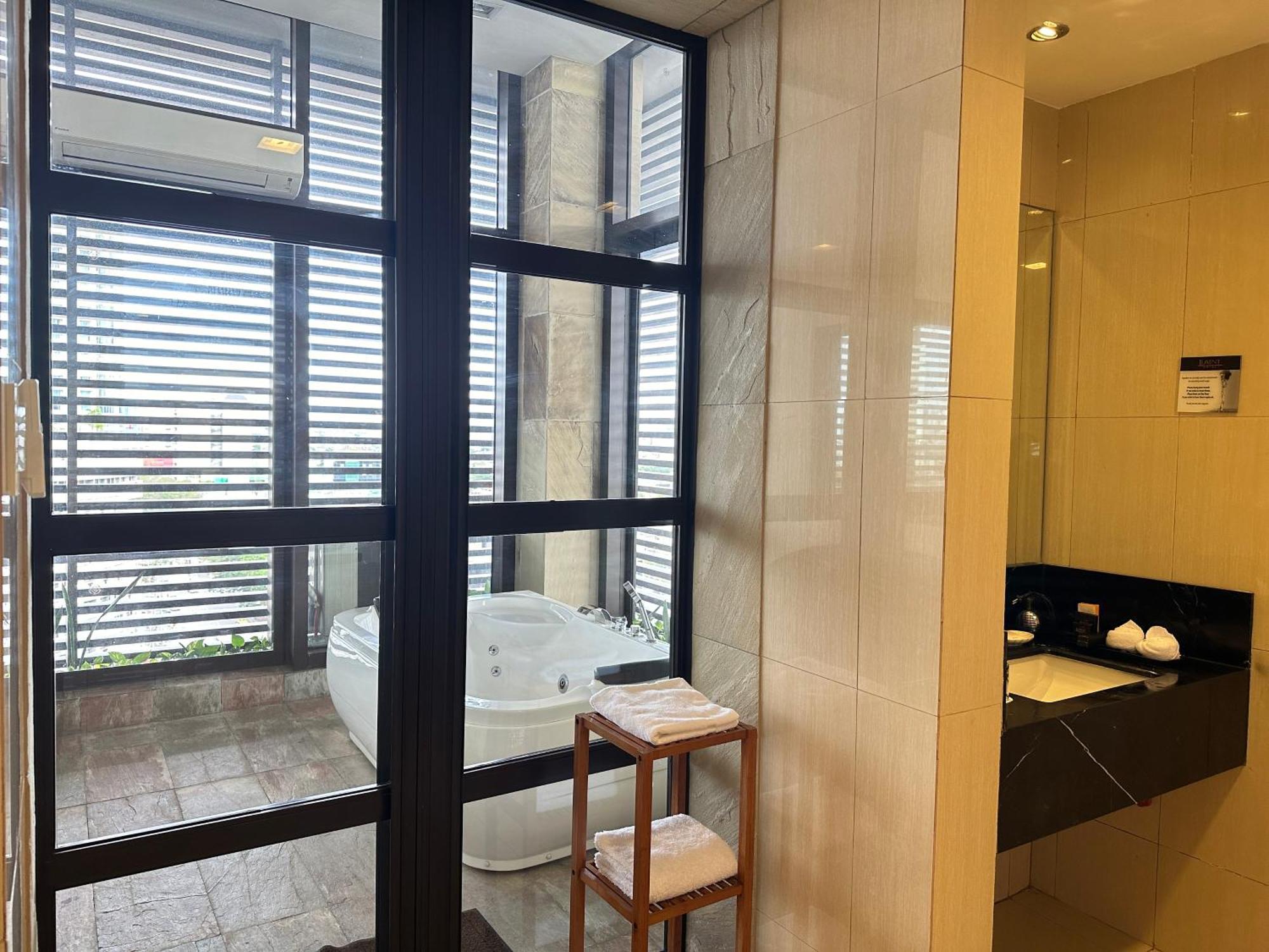 Luxent Hotel Кесон-Сити Экстерьер фото