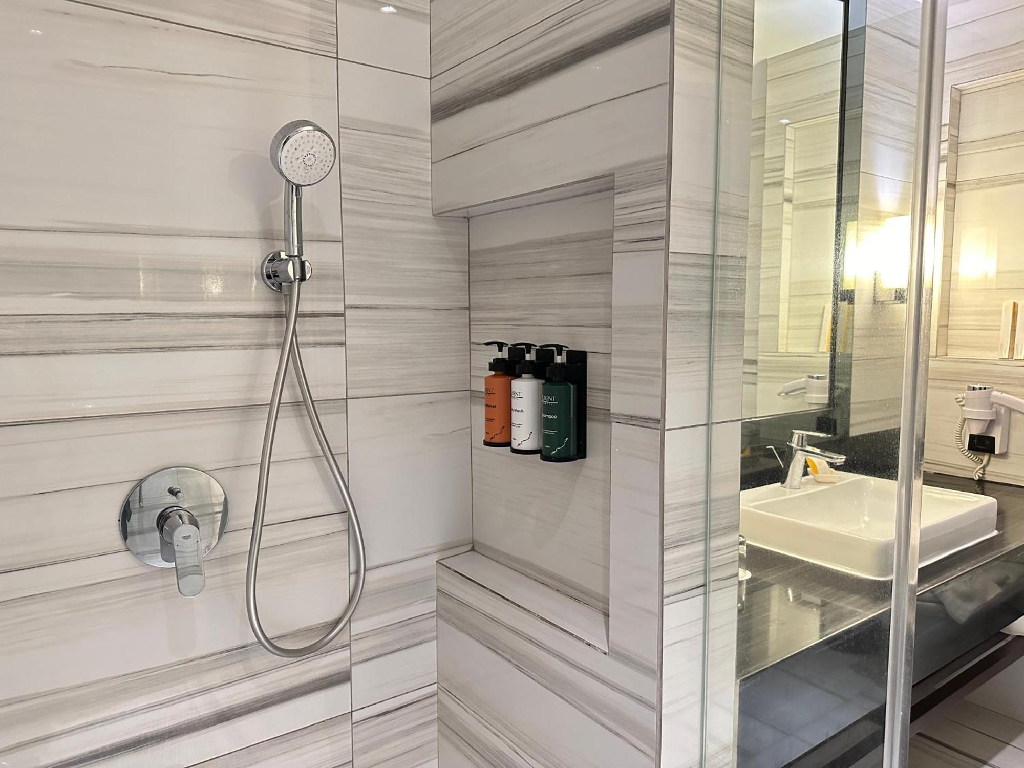 Luxent Hotel Кесон-Сити Экстерьер фото