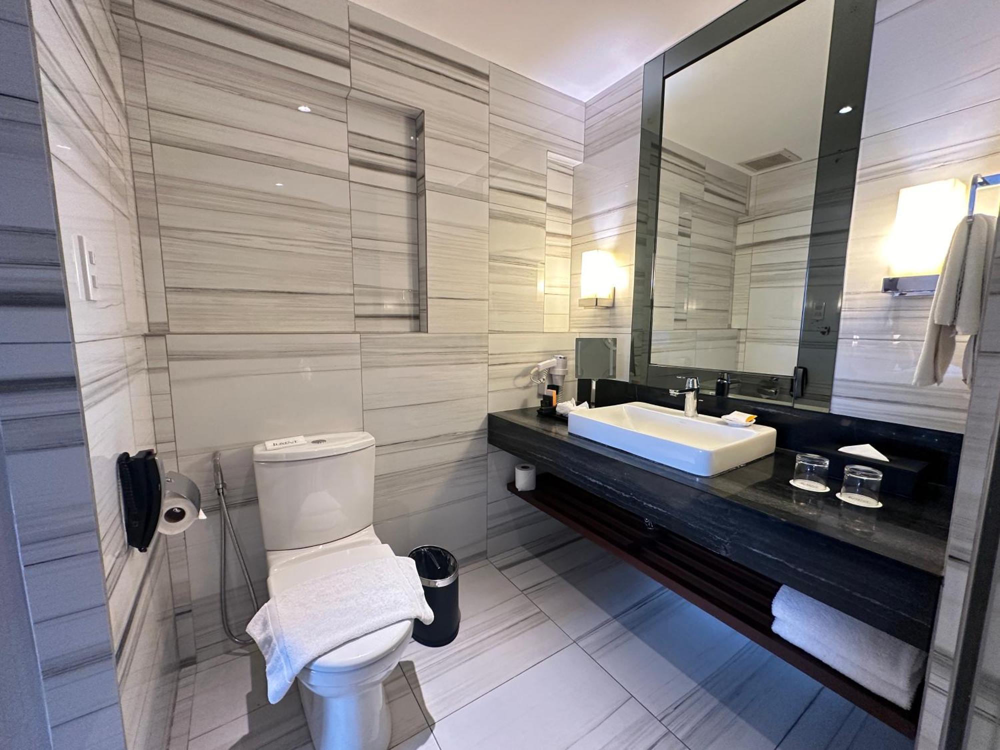 Luxent Hotel Кесон-Сити Экстерьер фото