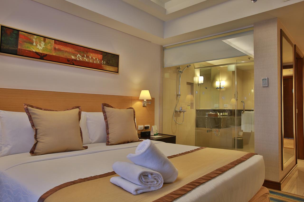 Luxent Hotel Кесон-Сити Экстерьер фото