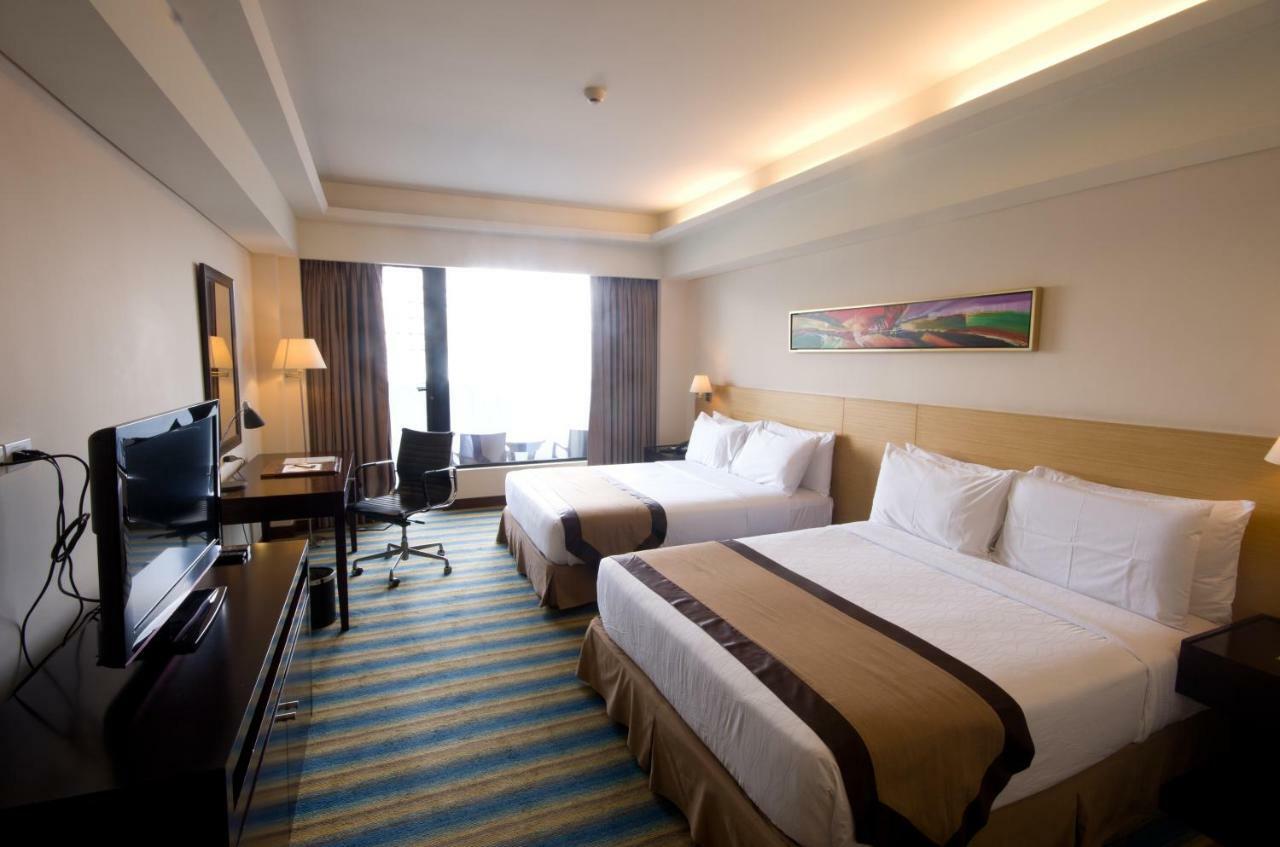 Luxent Hotel Кесон-Сити Экстерьер фото