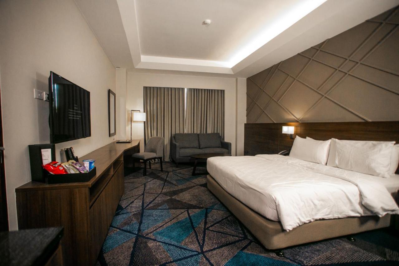 Luxent Hotel Кесон-Сити Экстерьер фото