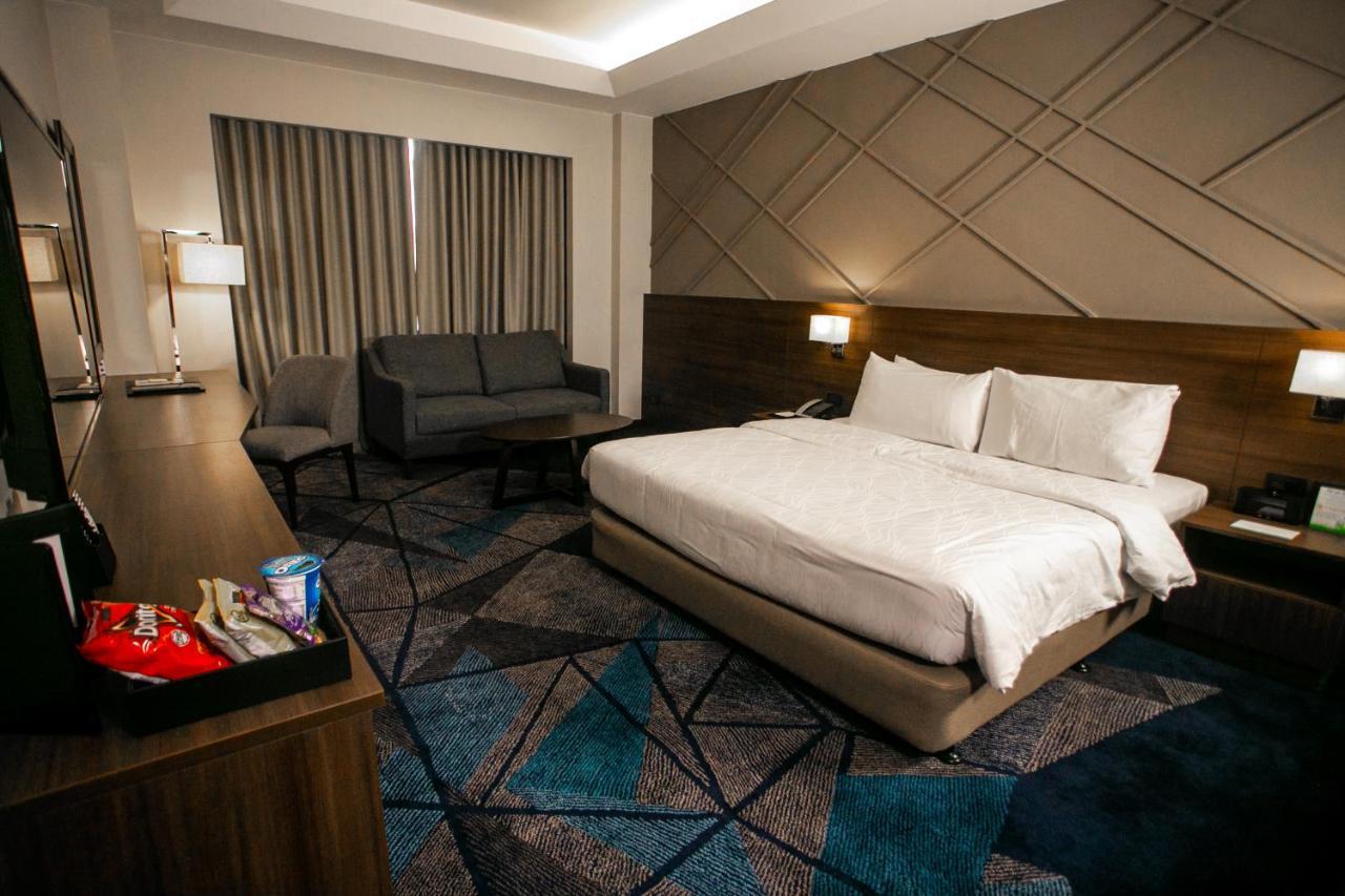 Luxent Hotel Кесон-Сити Экстерьер фото