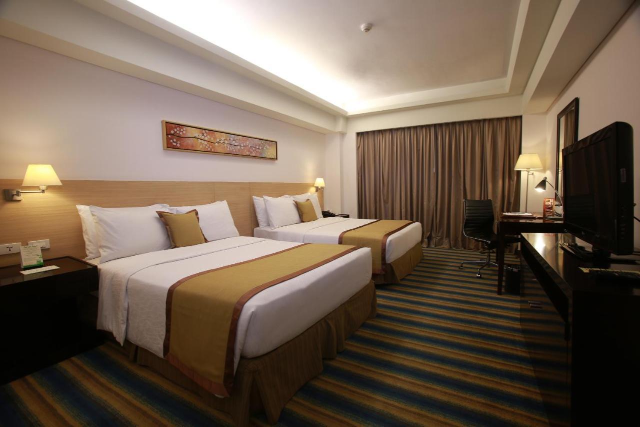 Luxent Hotel Кесон-Сити Экстерьер фото